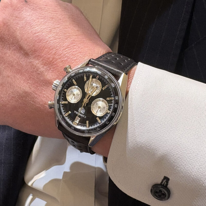 タグホイヤーカレラを着用した男性の腕元の写真。