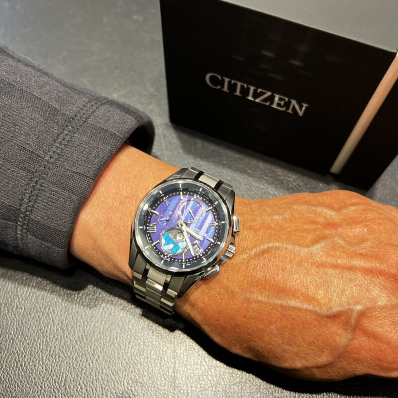 シチズン限定品アテッサを着用した男性の手元