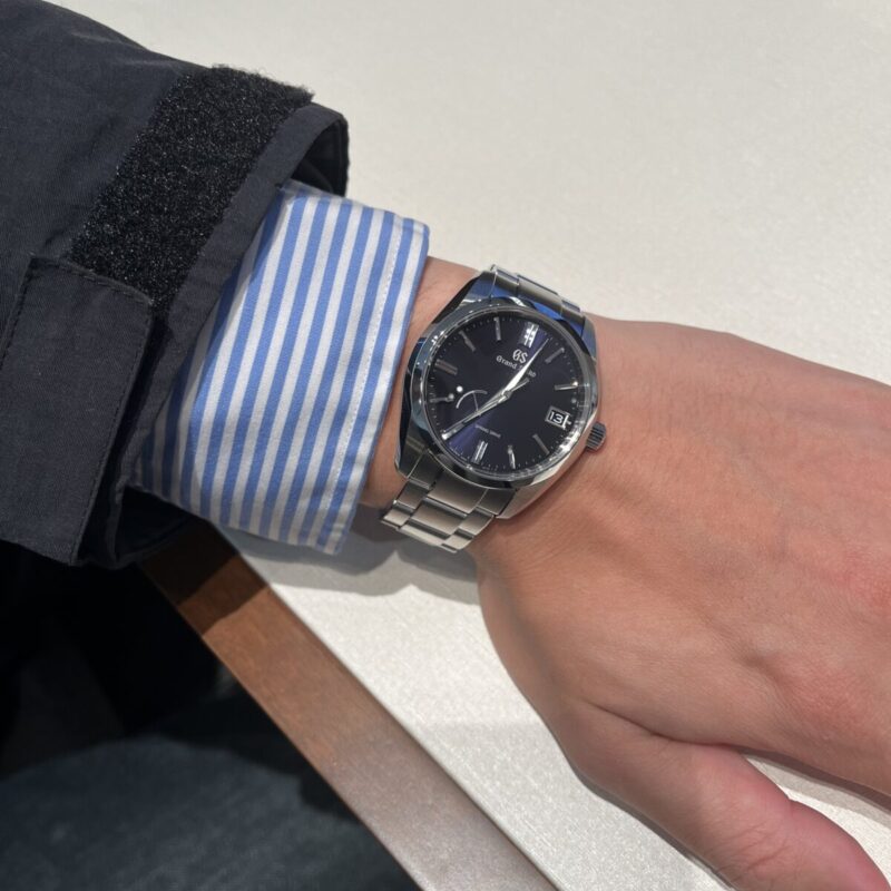 グランドセイコースプリングドライブヘリテージを身に付ける男性の腕元