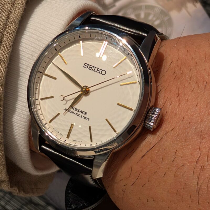 プレサージュ、有田焼モデルをつけた男性