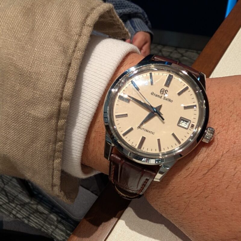 グランドセイコーをつけた男性の腕