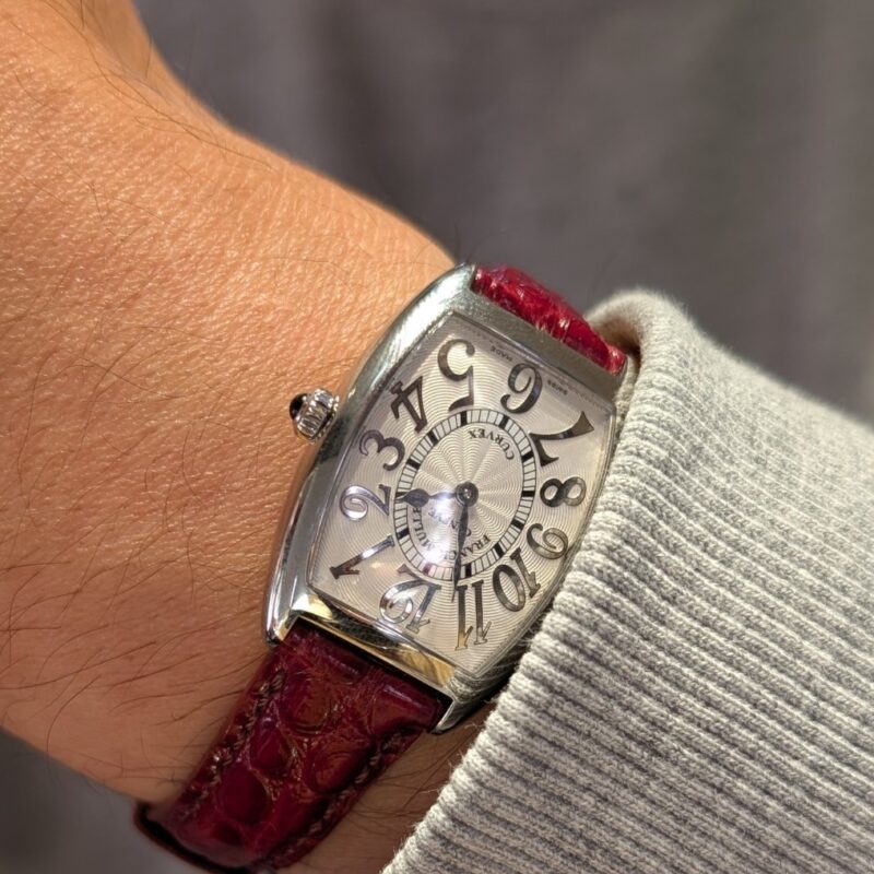 フランクミュラーのトノーカーベックスをつけた腕