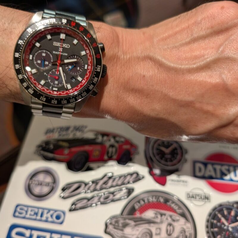 SEIKOのダットサンをつけた男性