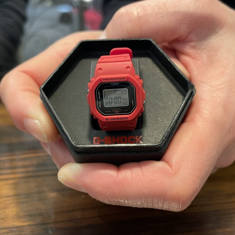 G-SHOCK nanoを持った男性
