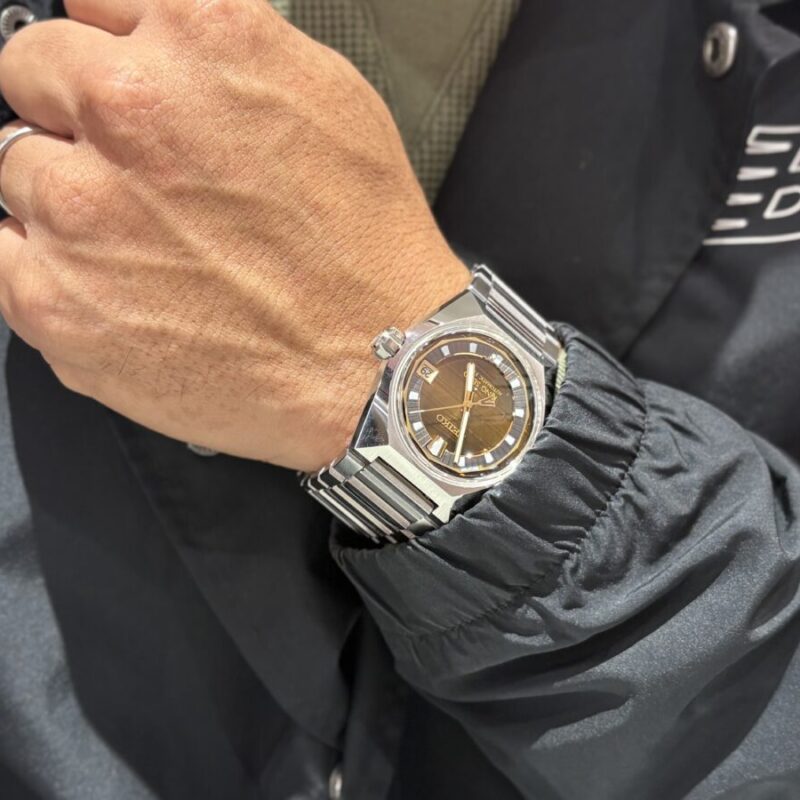 SEIKOキングセイコーVANACを着用した男性の腕元の写真。