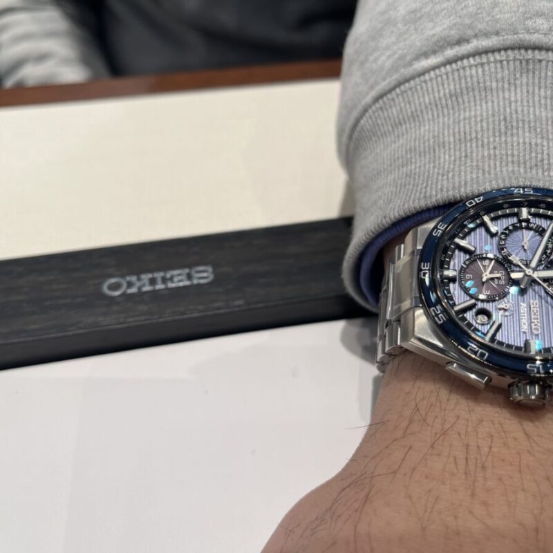 セイコーアストロンを着けた男性