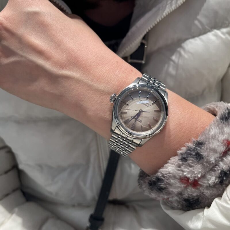 SEIKOプレザージュを着けた女性