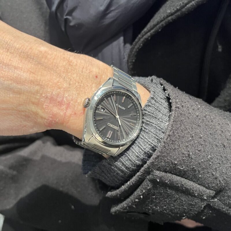 婚約の記念品としてSEIKOの腕時計を着けた男性