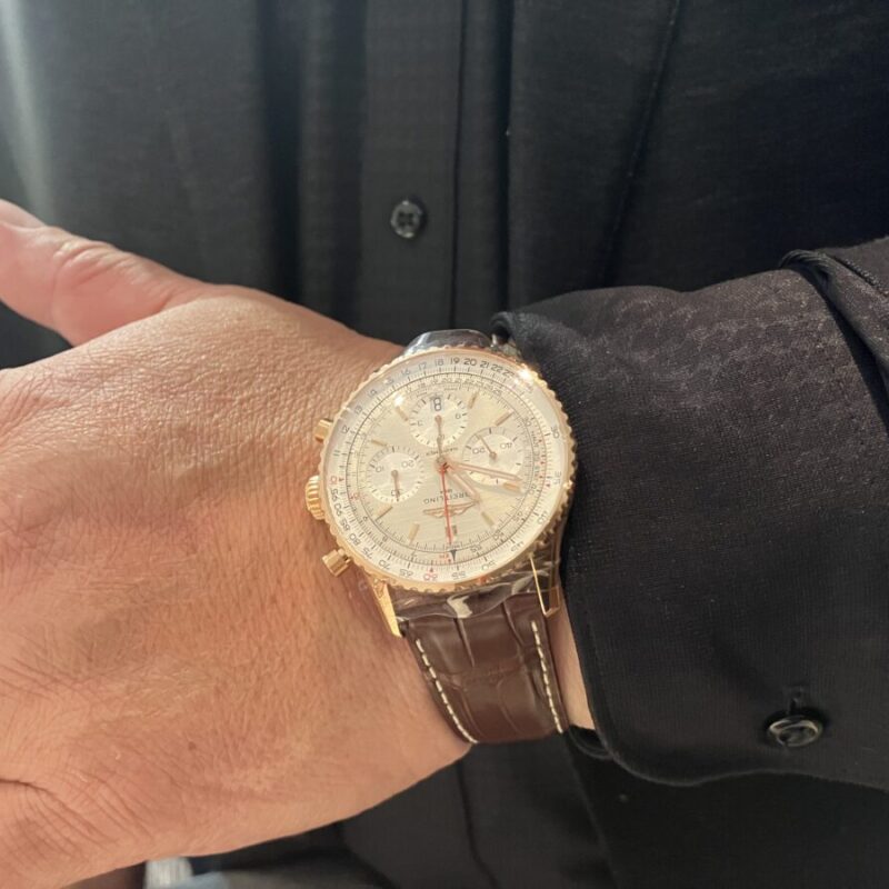 ブライトリングナビタイマーゴールドモデルをつける男性