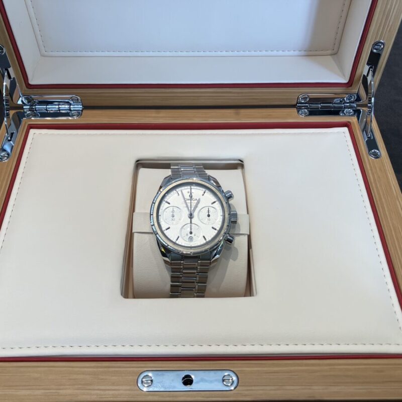 オメガスピードマスターの時計を納品ケースに入れる