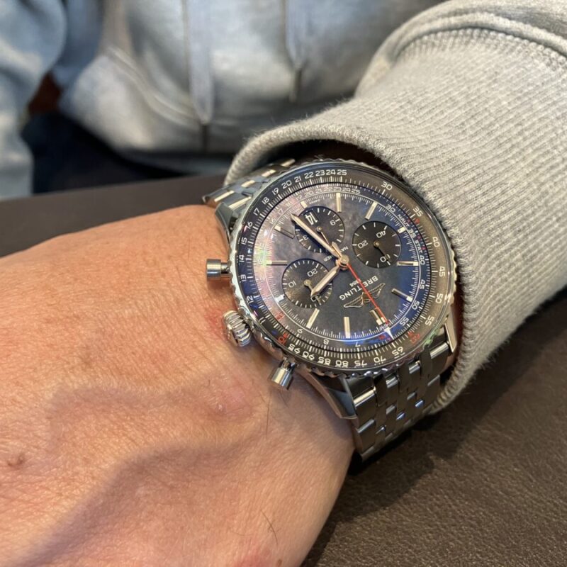 ブライトリングB01 43日本限定モデルをつけている男性