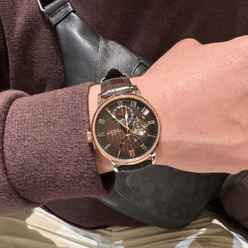 オリエントスター「RK-AY0105Y 」を着けた男性の腕元