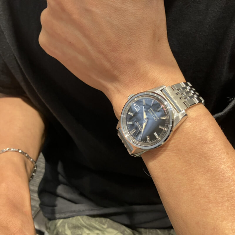 キングセイコーKSK［品番：SDKS021］を着装する男性