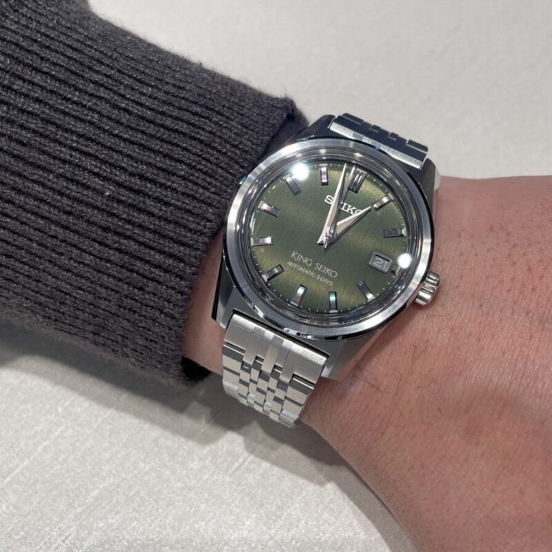 キングセイコーの腕時計をつけている男性の写真