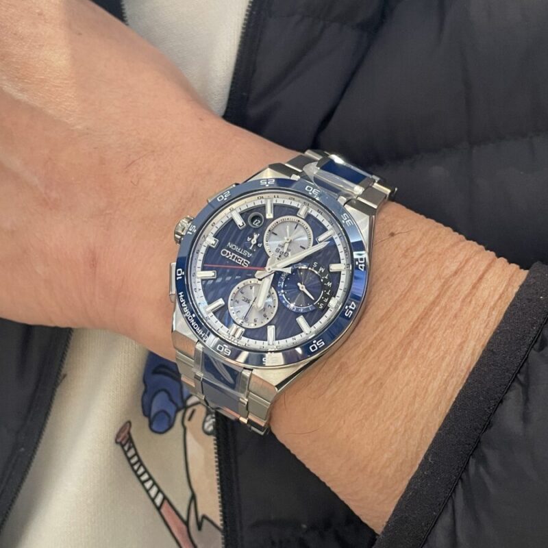 セイコー アストロンの腕時計を着けている男性の写真