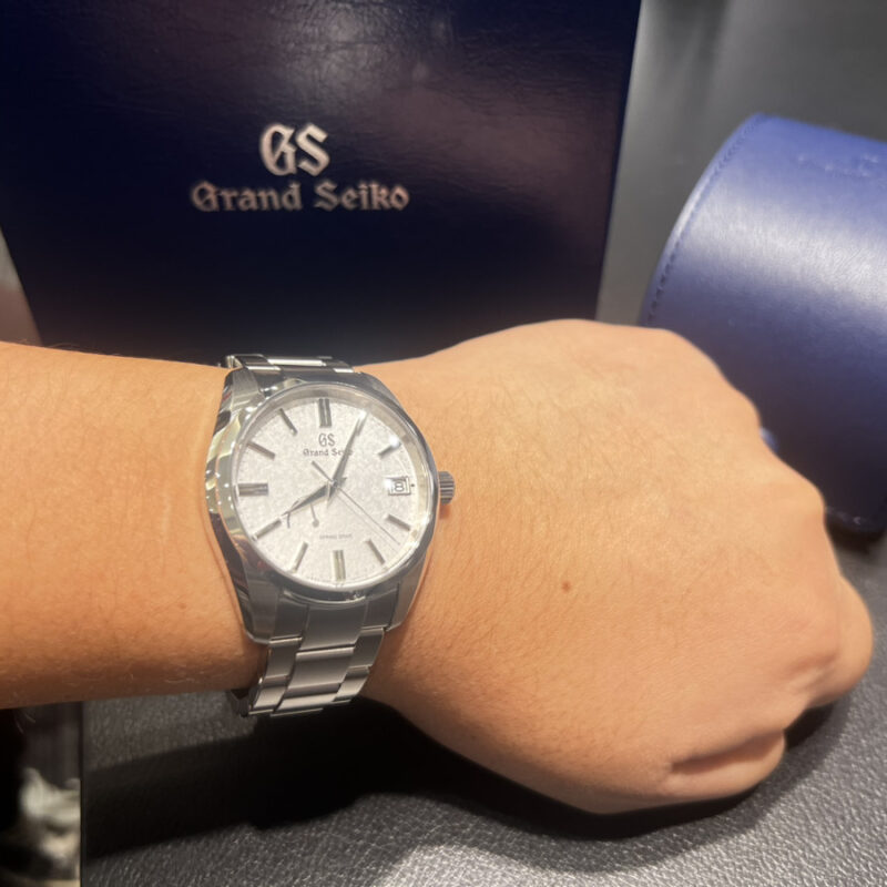 GSスプリングドライブを着用した男性の手元