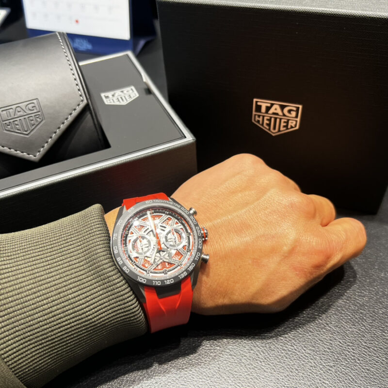 タグホイヤーのエクストリームスポーツを着けた男性の手元