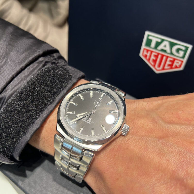 タグホイヤーリンクを着用した男性の手元