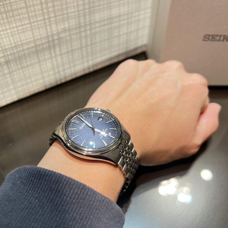 セイコープレザージュを着用した男性の手元