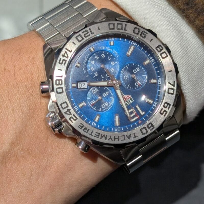 タグホイヤー、F1をつけた男性の腕