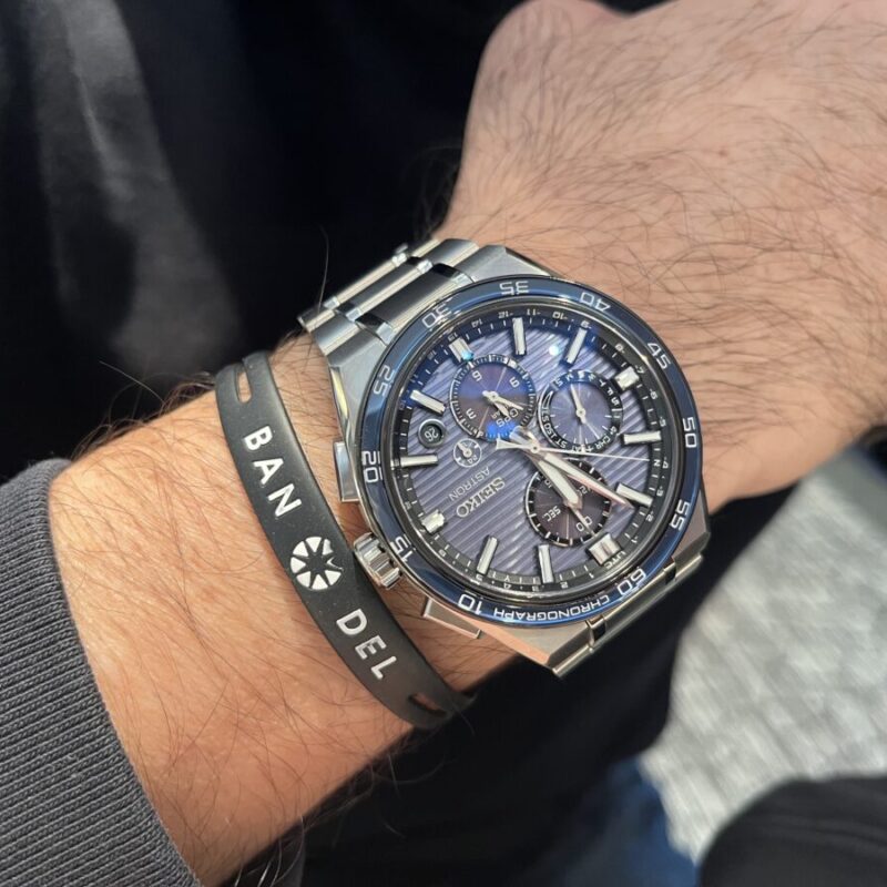 SEIKOアストロンの腕時計を着けた男性