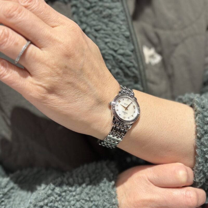 オメガ「デ・ヴィル」を着用した女性の腕元の画像。