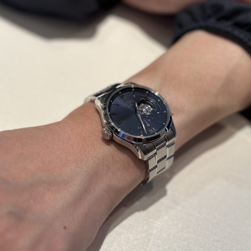 オリエントスターの時計を着用した男性の腕元の画像。