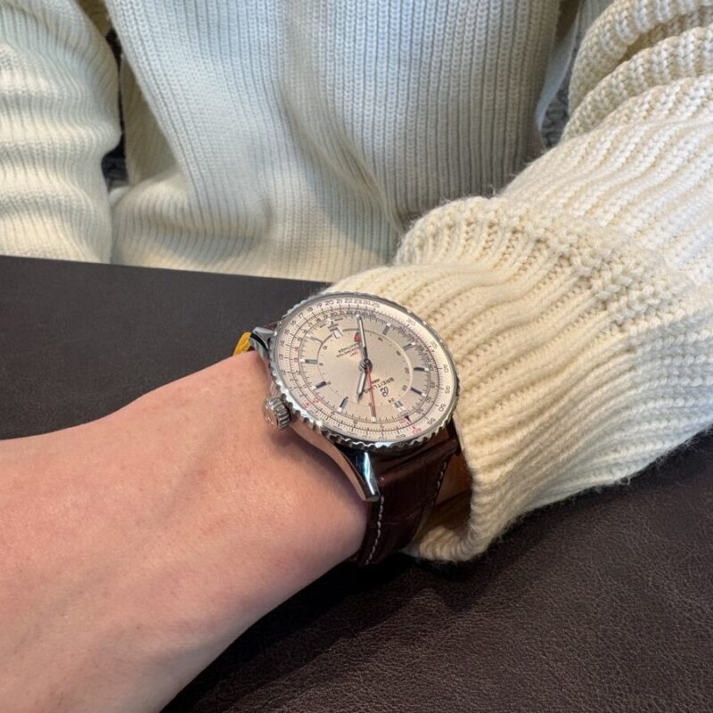 ブライトリング「ナビタイマー」を着用した男性の腕元の画像。