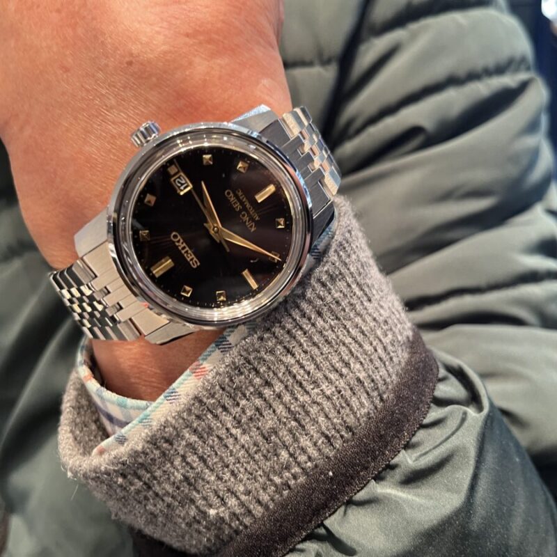 SEIKOキングセイコーの時計を着けた男性