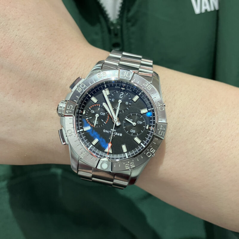 「ブライトリング アベンジャー B01 クロノグラフ 42」を着装する男性