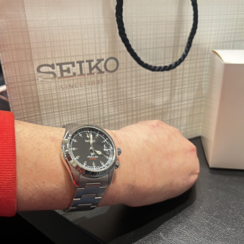 SEIKOアルピニストを着用した男性の手元