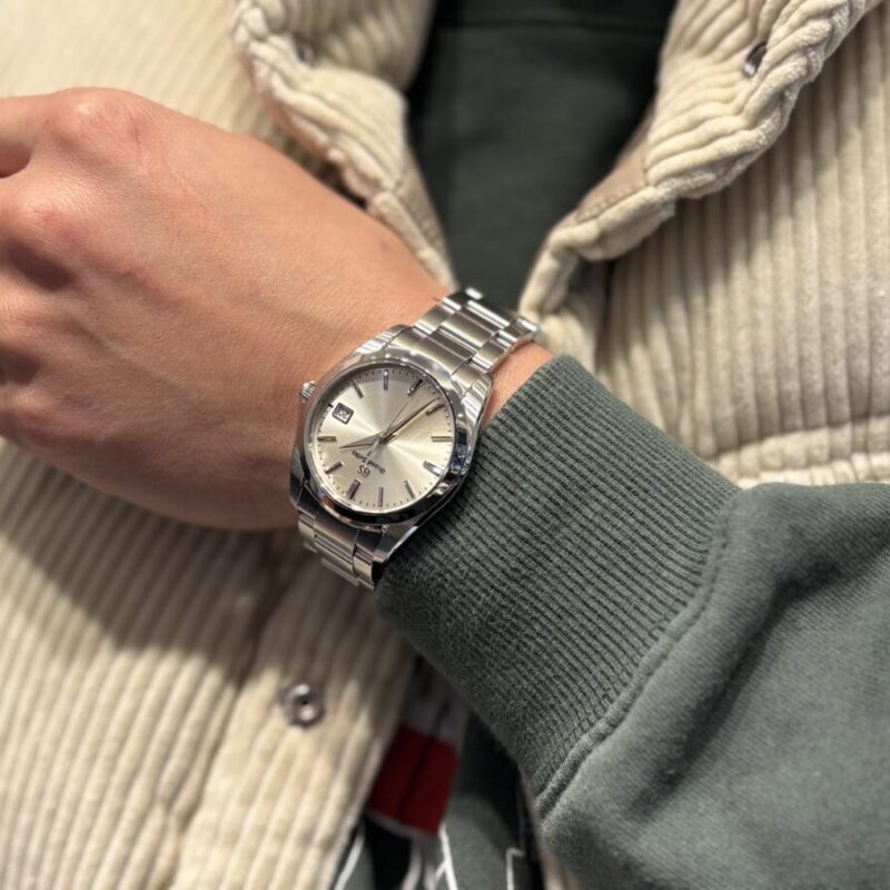 グランドセイコーの腕時計を着用した男性の腕元の画像。