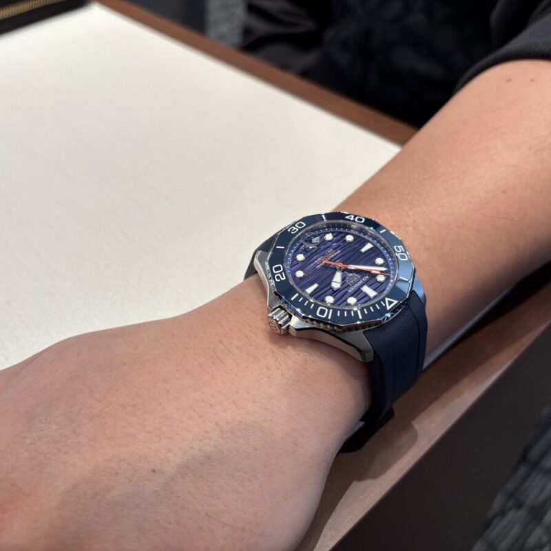 タグホイヤーの腕時計を着用した男性の腕元の画像。