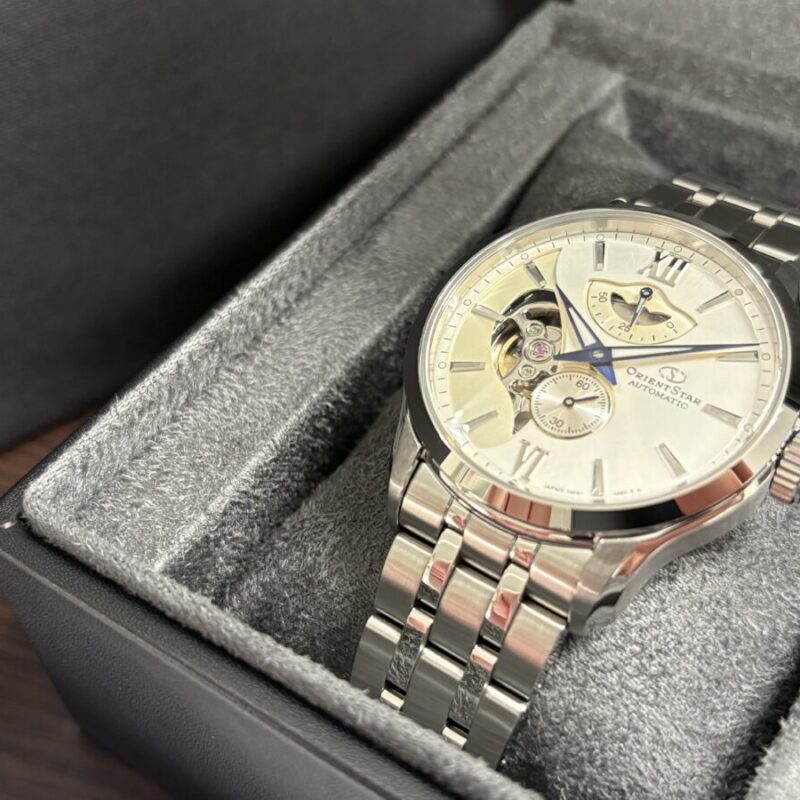 オリエントスターの腕時計が納品ケースに入っている様子。