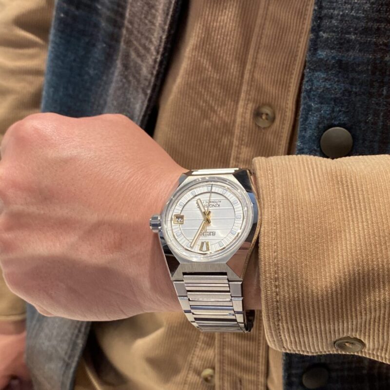 キングセイコーバナックを着用した男性の腕