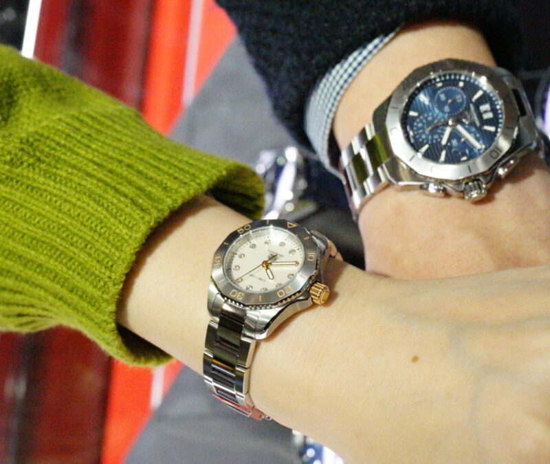 タグホイヤーアクアレーサーペアウォッチを着用したカップル