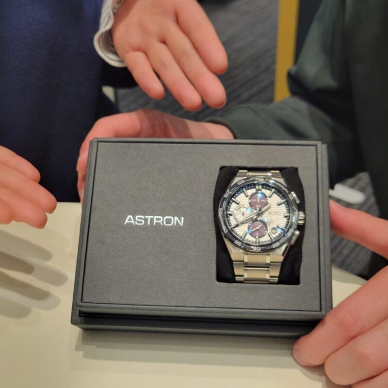 セイコーアストロンの時計を購入したカップル