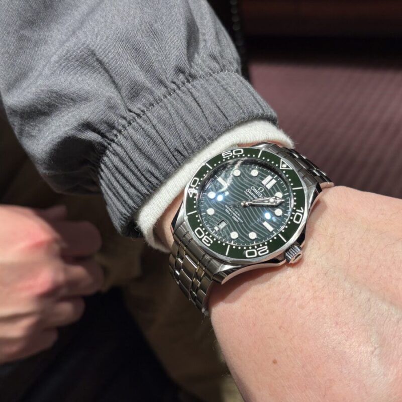 オメガ「シーマスターダイバー300」を着用した男性の腕元