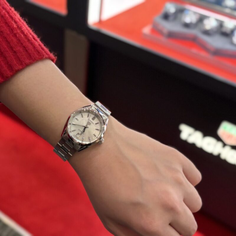 タグホイヤー「カレラ デイト」を着用した女性の腕元。