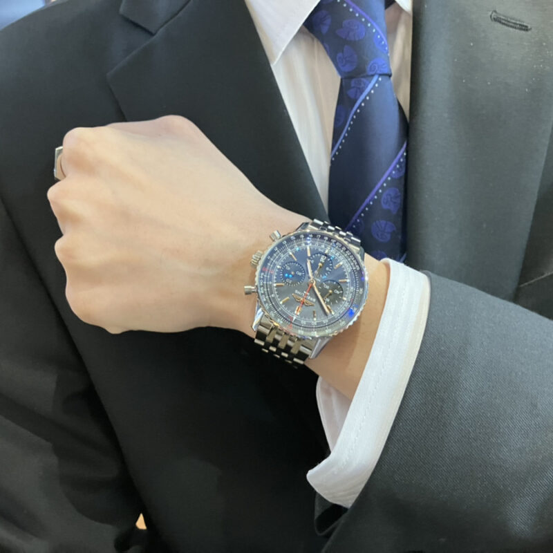 「ナビタイマー B01 クロノグラフ43 ジャパンエディション」を着装する男性