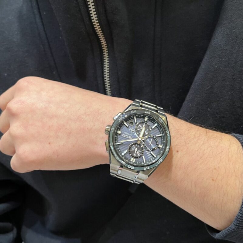 SEIKOアストロンネクスターを着けた男性