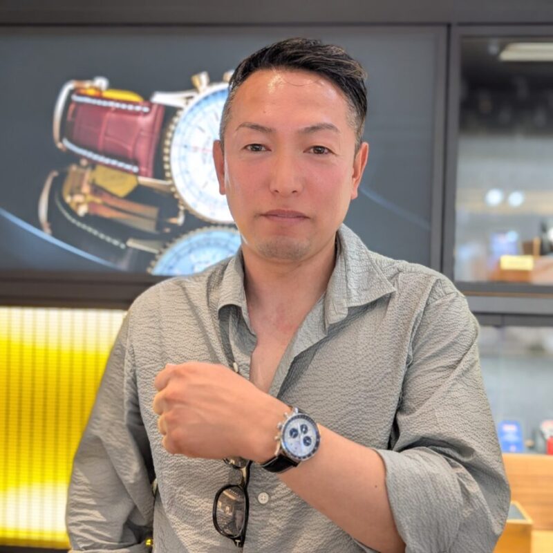ナビタイマーを腕につけた男性