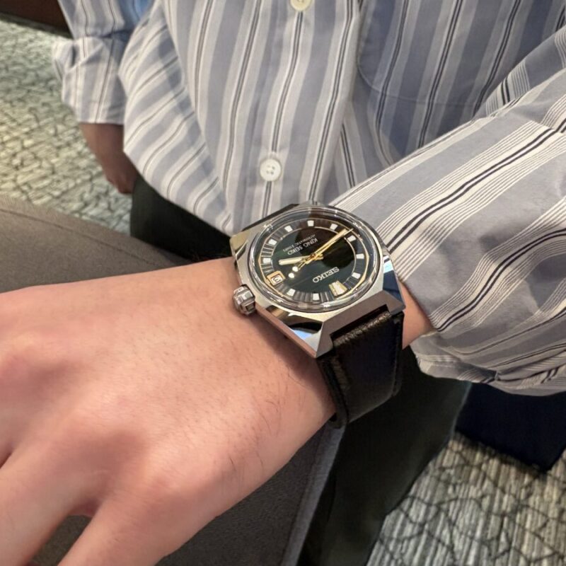 SEIKOキングセイコーを着用した男性の腕元